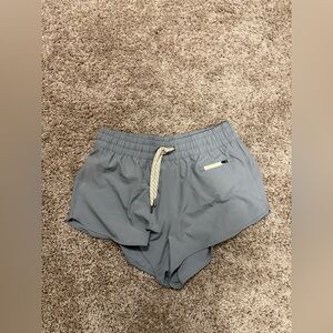 Vuori Small Clementine Gray Shorts. 🖤⚡️